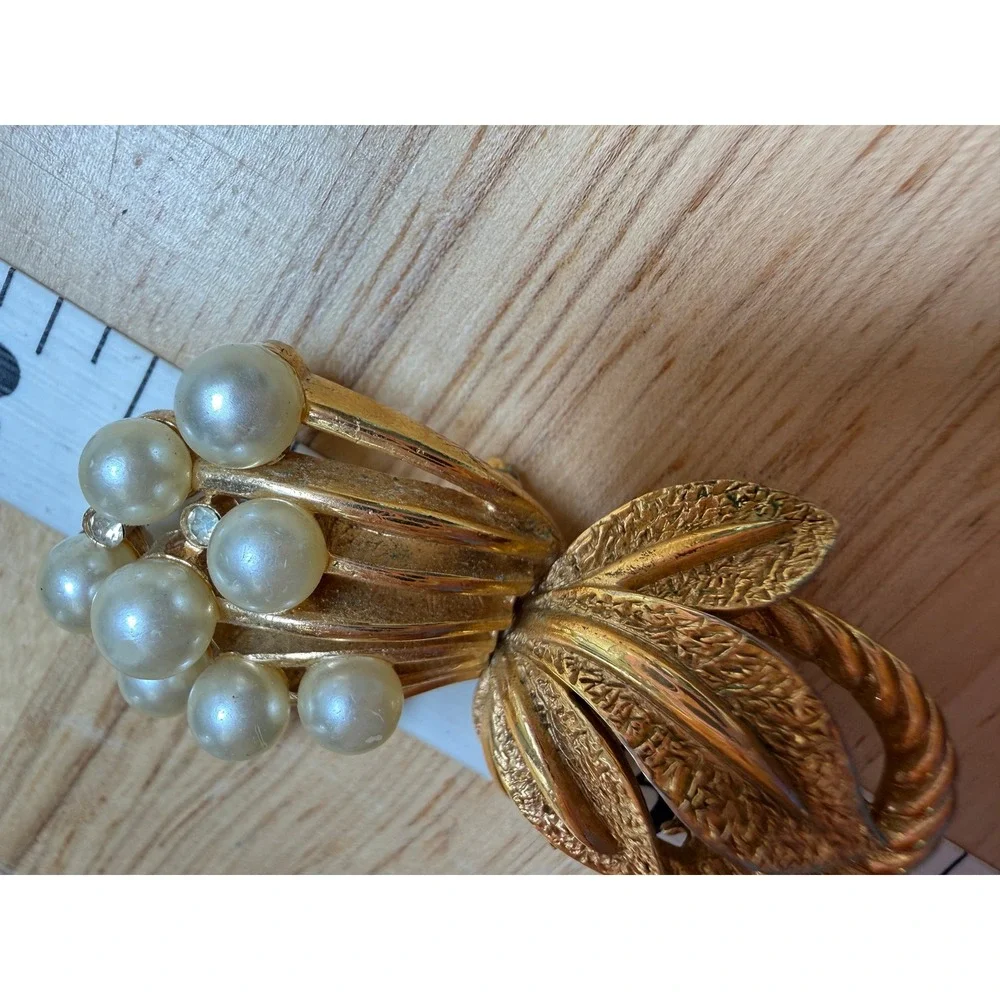 Crown Trifari Gold Tone Faux Pearl Rhinestone Brooch Vintage Floral Pin
